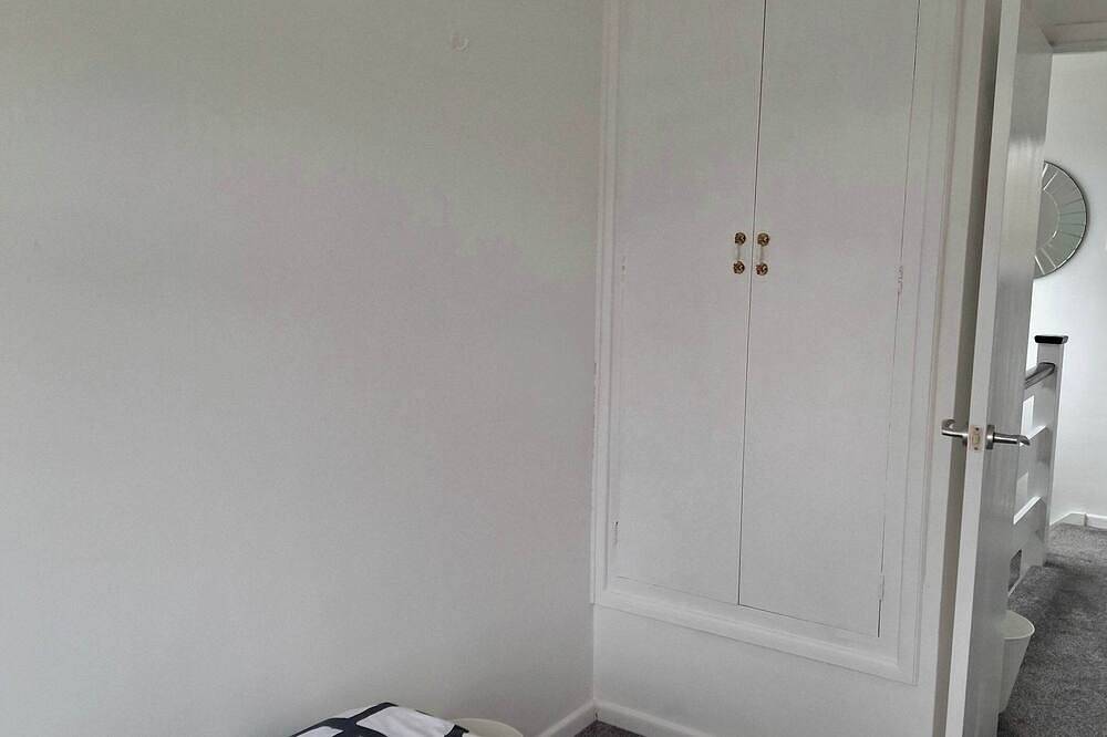 Beautiful 3 Bedroom Home in Staines Private Parking, Garden, Near Heathrow in Spelthorne, Surrey