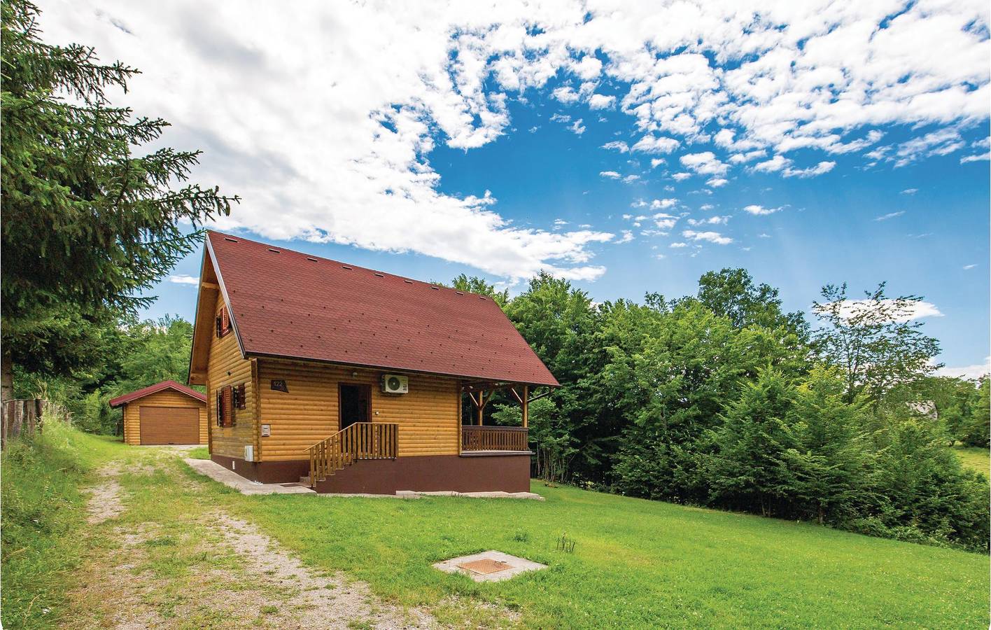 Gemütliche 1-Zimmer-Wohnung mit Terrasse und Grill in der Nähe des Flusses Lika in Gospitsch, Lika-Senj