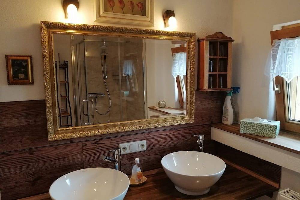 Ganze Wohnung, Ferienwohnung Schutzhütte im Dopplerhof 1.Og 130 qm, 4 Schlafzimmer in Piding, Berchtesgadener Alpen