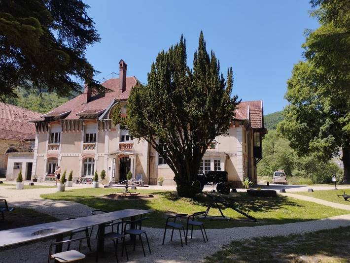 Gîte pour 3 personnes, avec terrasse dans Lods