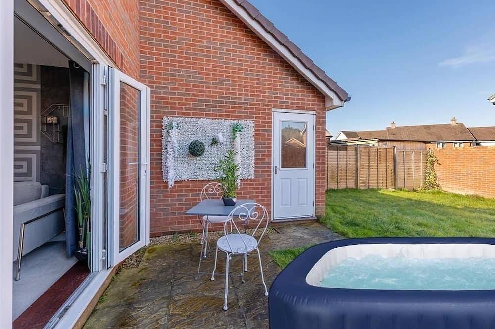 The Maidstone Detached Boutique Getaway | Hot Tub | Parking in Greensands Ridge, Boughton Monchelsea