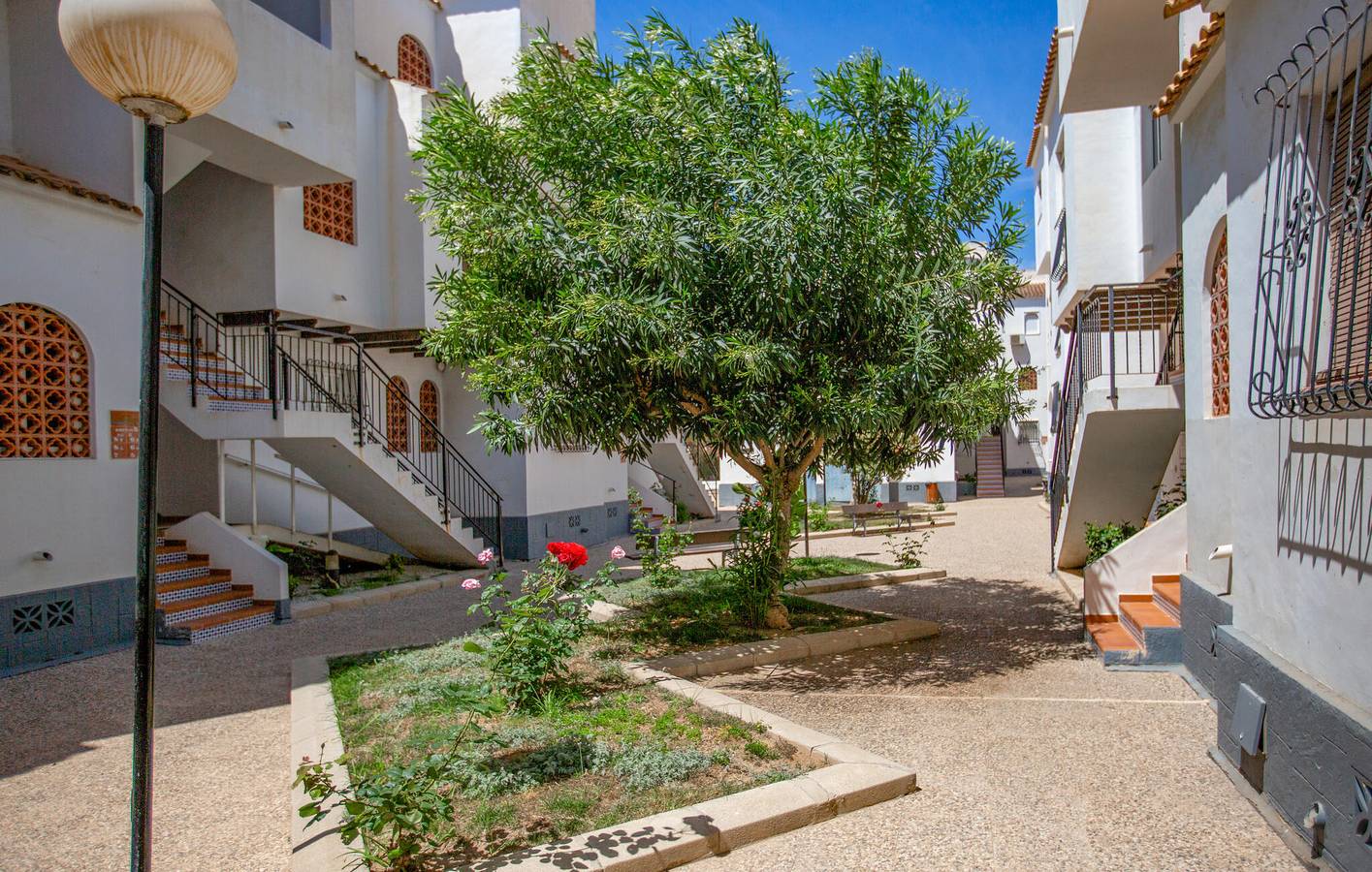 Entire holiday apartment, Cozy Beachside Apartment: Air Con, Pool, Terrace, Internet in Mar Azul Torrevieja, Torrevieja