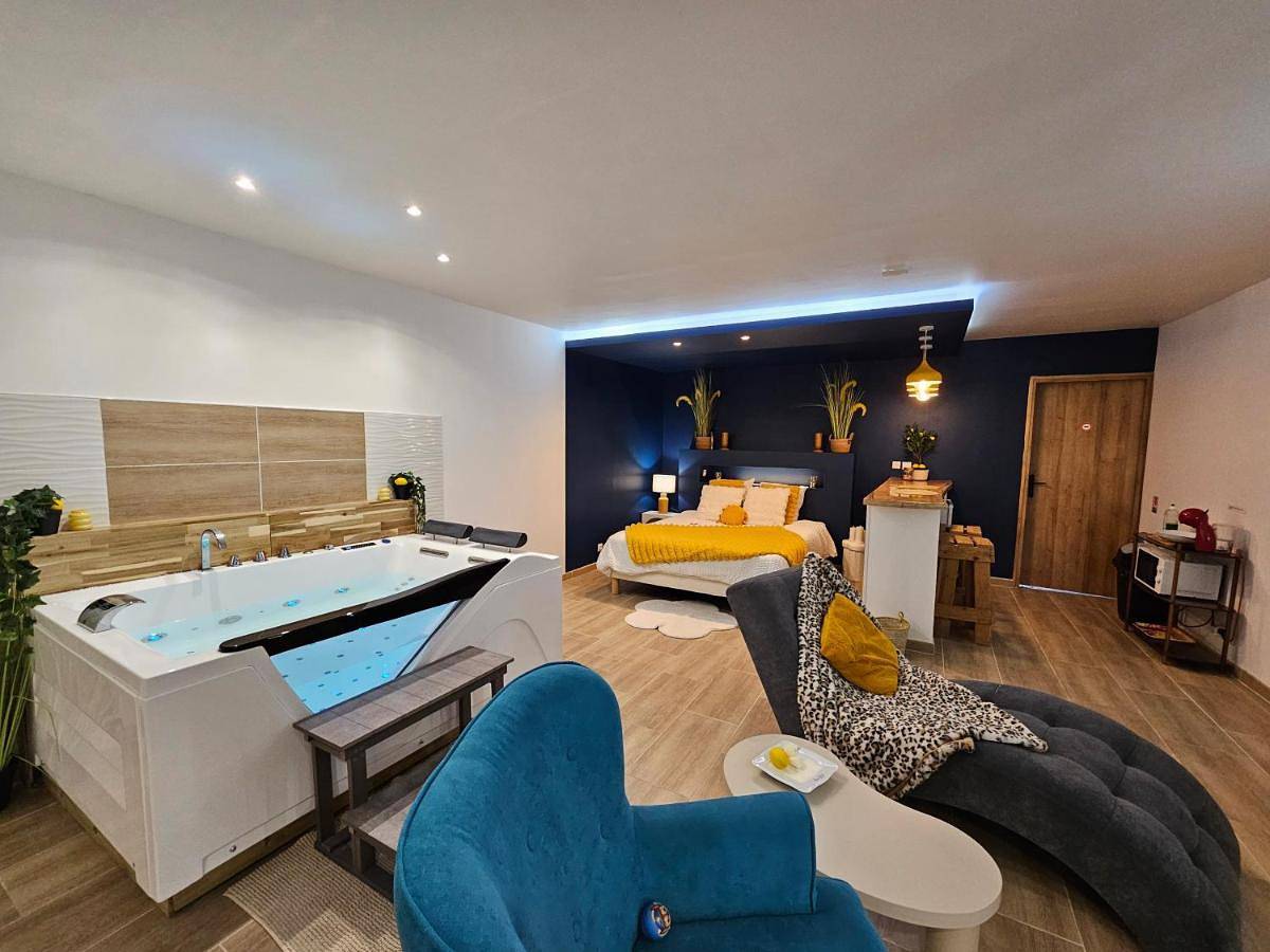 Escale dans un Cocon Spa Privatif & Design, petit déjeuner compris in La Bassée, Région de Lille