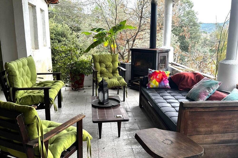 Atypical house with swimming pool in Luberon Cigales & Lumière in La Bastide-des-Jourdans, Parque natural regional del Luberon