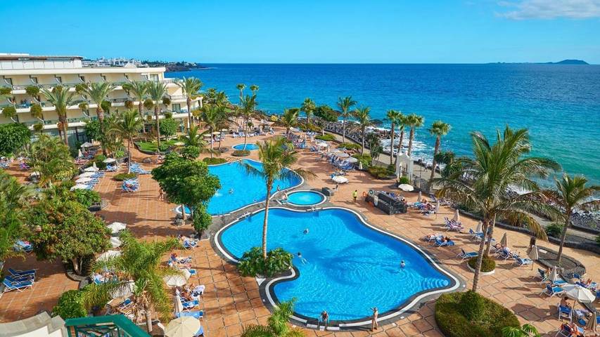 Hôtel pour 3 personnes, avec vue ainsi que piscine et jardin