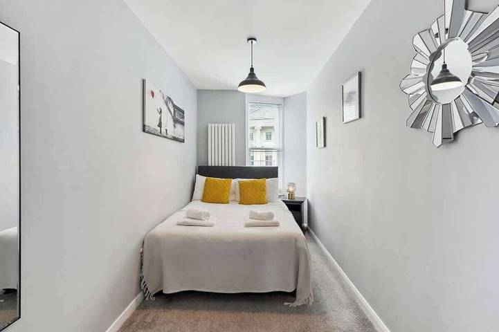Entire apartment, Beachfront Apartment w/ Pier Views & Fast WiFi in Brighton, Sussex