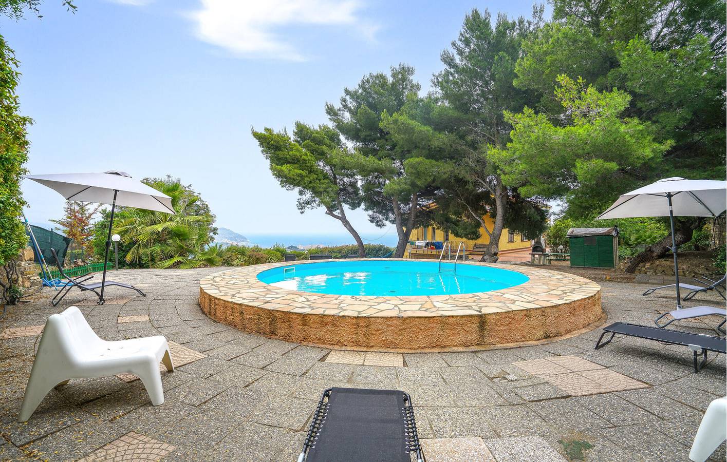 Geheel vakantieappartement, Modern Appartement met Zwembad, Parkeerplaats, Terras & WiFi | 2km naar Baia delle Vele Strand in Poggi (Imperia), Imperia