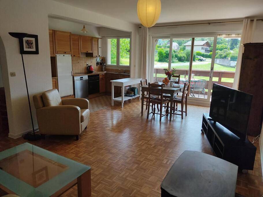 Appartement entier, One-Bedroom Apartment in Menthon-Saint-Bernard, Région d'Annecy
