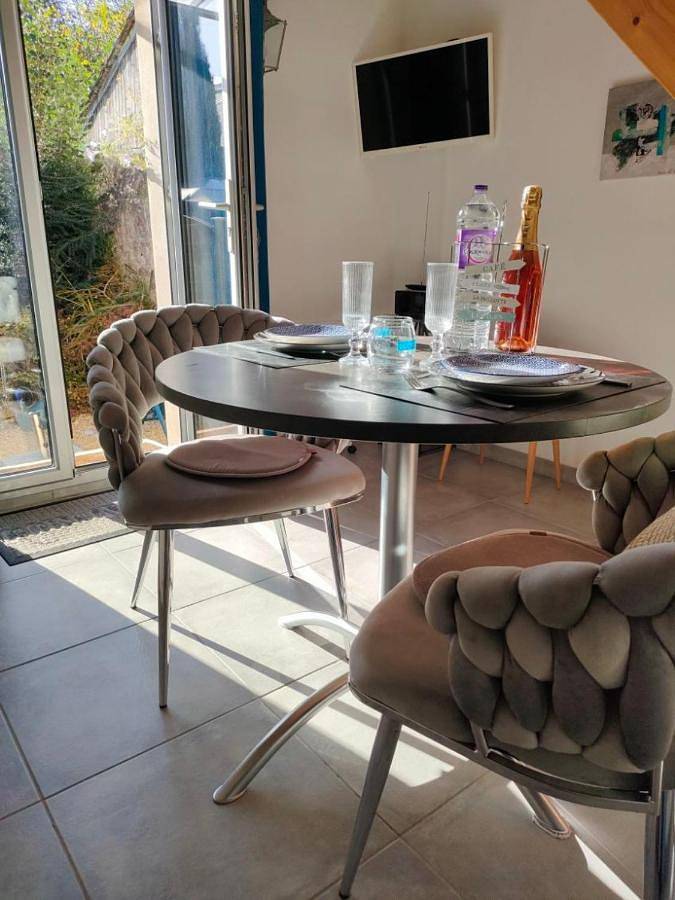 Appartement entier, La Suite 27 bis, maison indépendante avec terrasse, proche gare et centre in Guingamp, Région de Guingamp
