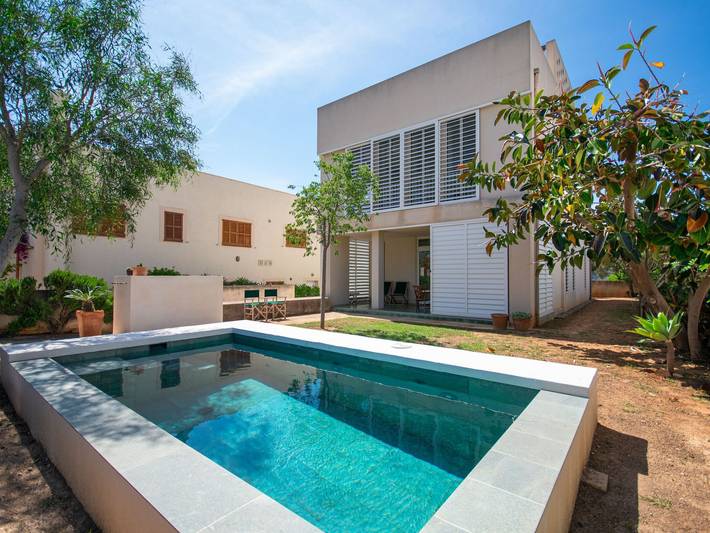 Ferienwohnung für 7 Personen, mit Terrasse und Garten sowie Pool und Seeblick in 