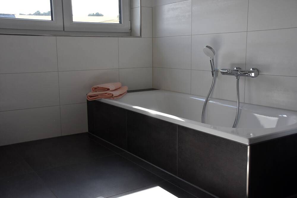Ganze Wohnung, Ferienwohnung \"Biene\" für 4 Personen mit Balkon in Weiden (Rheinland-Pfalz), Nahetal