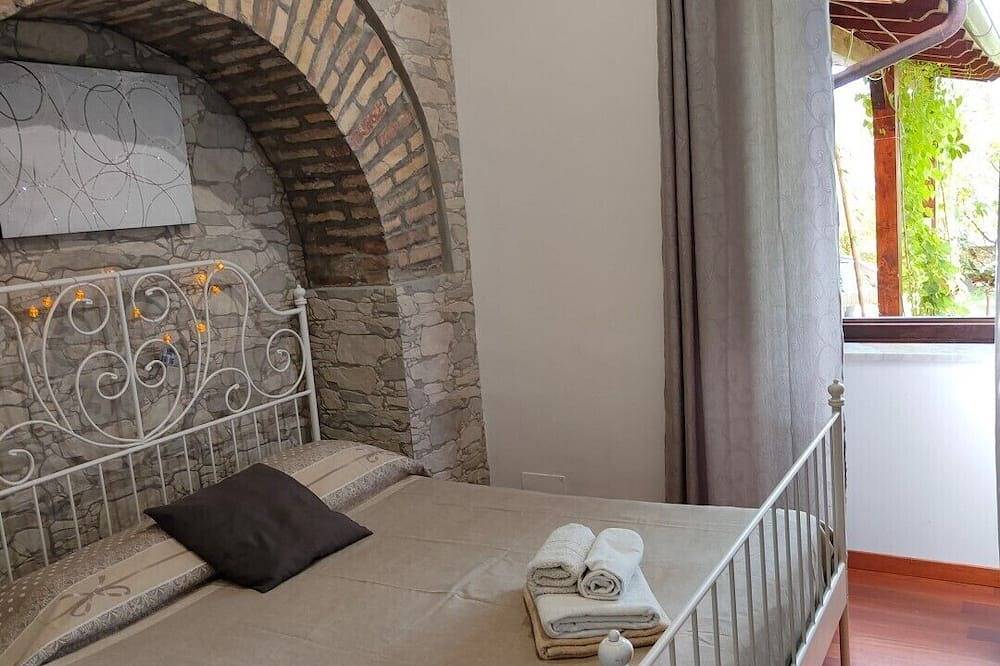 Farmhouse with swimming pool, Rome and Airport short distance in Ciampino, Castelli Romani
