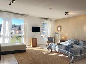 Gîte pour 2 personnes, avec terrasse ainsi que vue et piscine à Manosque
