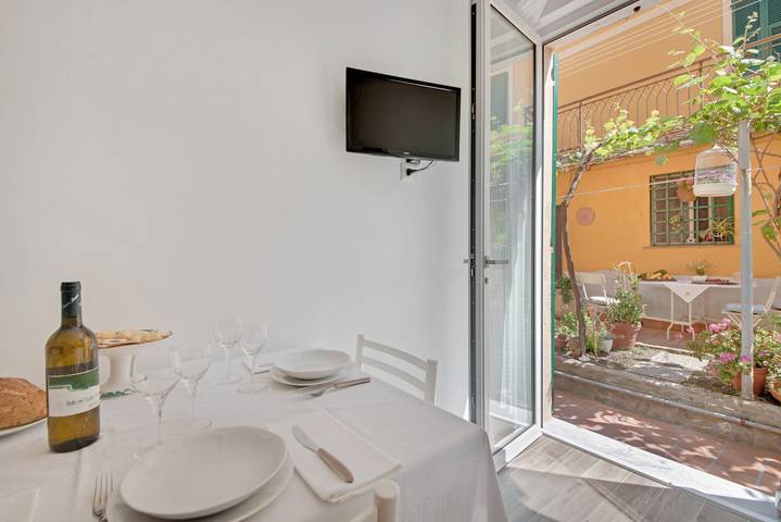 Entire apartment, Holiday Apartment Un'oasi al Mare close to the Beach with Garden & Wi-Fi in Moneglia, Riviera di Levante