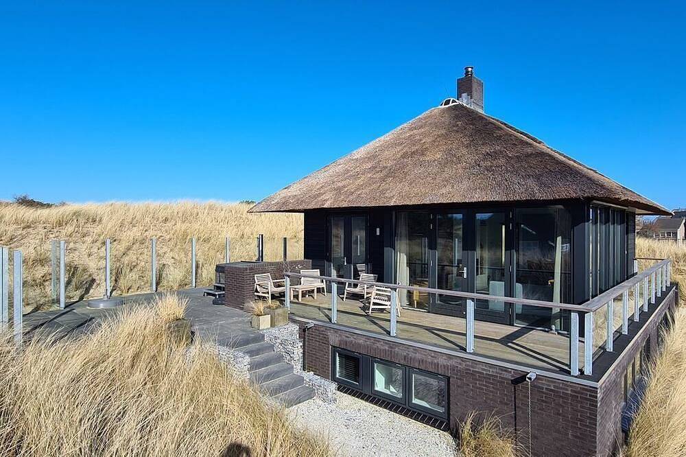 Hestia, een ruime villa in de duinen met jacuzzi en sauna vlakbij het dorp Nes. in Nes, Nederlandse waddeneilanden