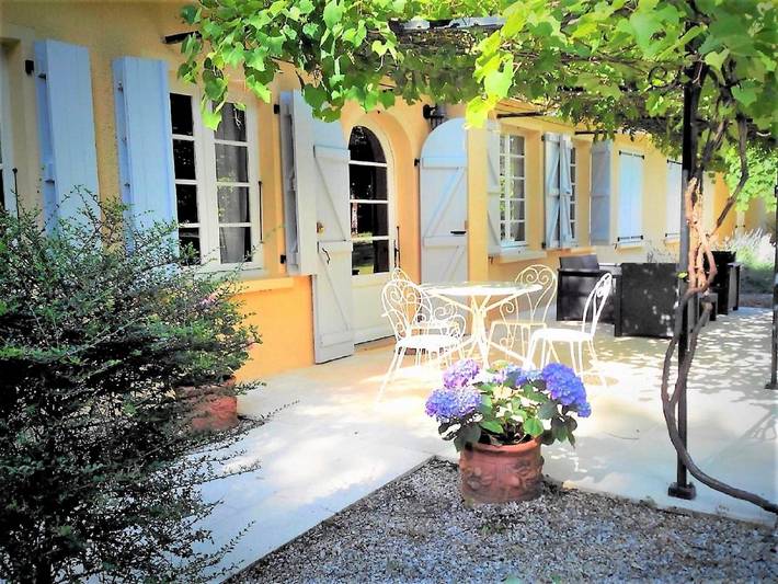 Location de vacances pour 4 personnes, avec vue et jardin ainsi que bassin pour enfant et piscine, adapté aux familles à Strenquels - 3