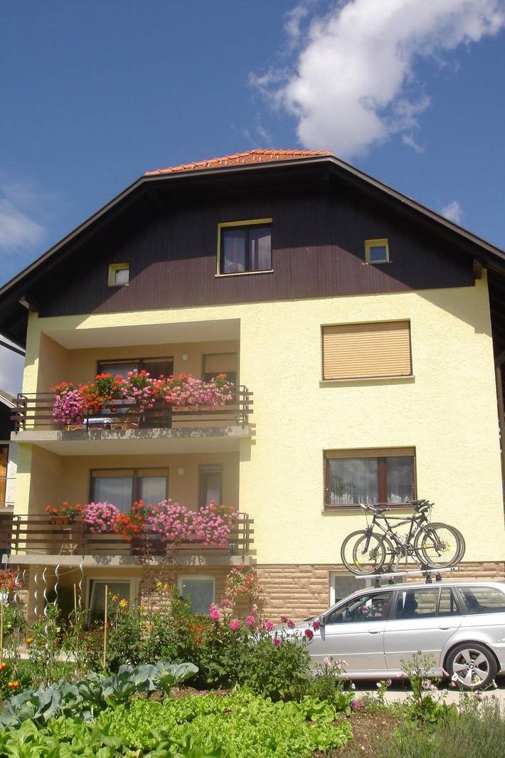 Gîte pour 4 personnes, avec Balcon ainsi que Terrasse et Jardin à Bled