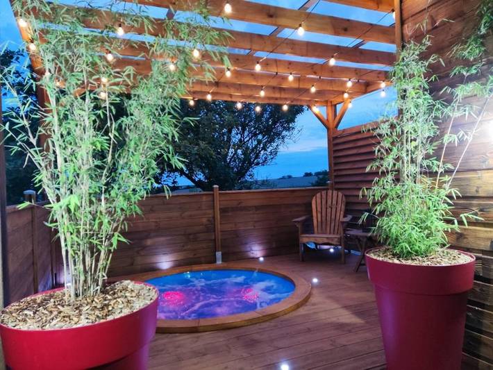 Gîte pour 2 personnes, avec Jacuzzi et Terrasse ainsi que Jardin et Vue à Traînel