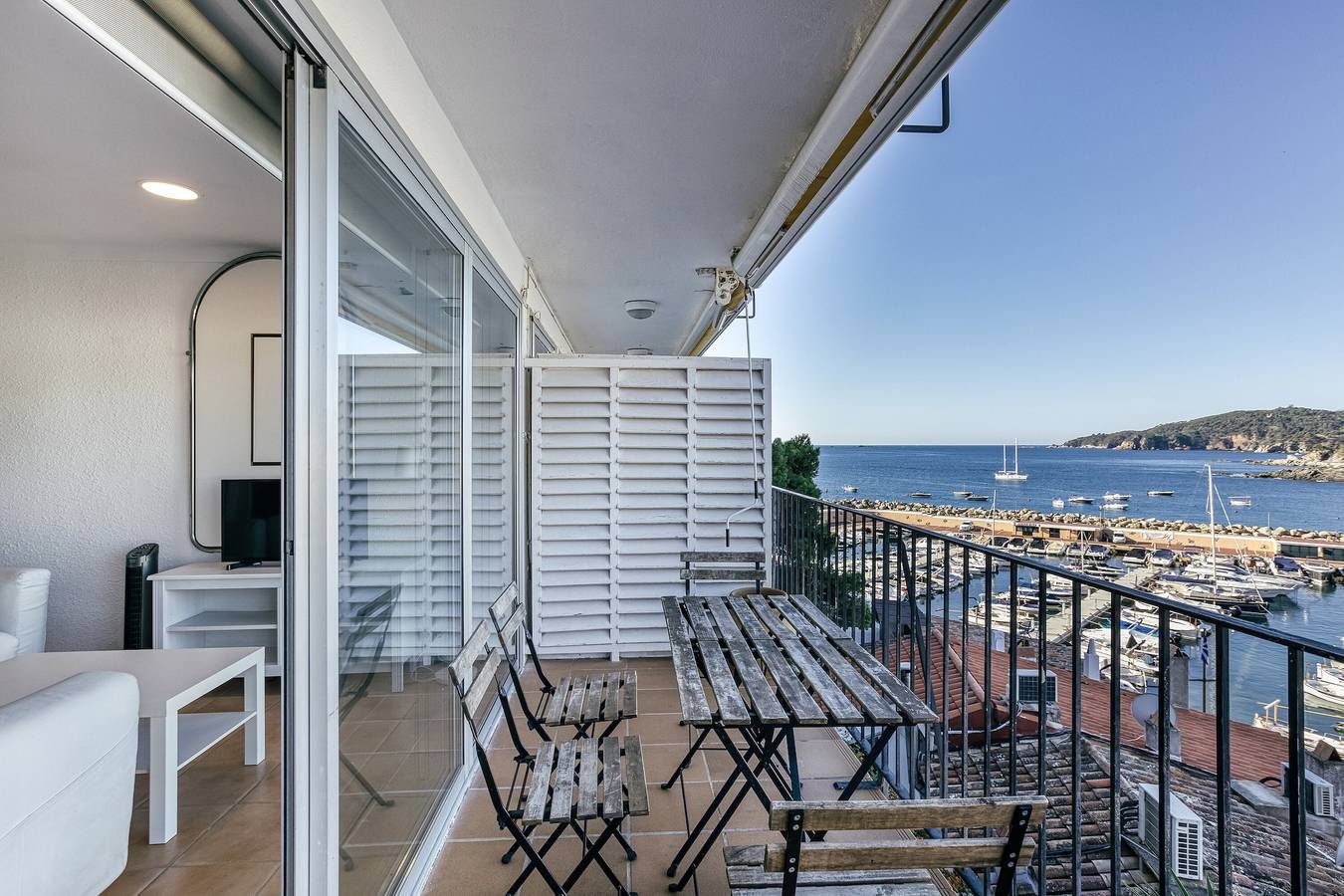 Apartamento entero, Apartamento '1a Linea Mar Port Llafranch' con vistas al mar, terraza privada y Wi-Fi in Llafranch, Palafrugell