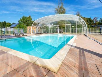 Mobil home pour 4 personnes, avec piscine à Ambon