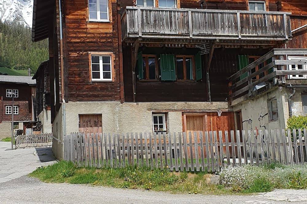 Ganze Wohnung, Gemütliche Ferienwohnung mit Terrasse und Blick auf's Weisshorn in Münster /Goms in Münster (Goms), Münster-Geschinen