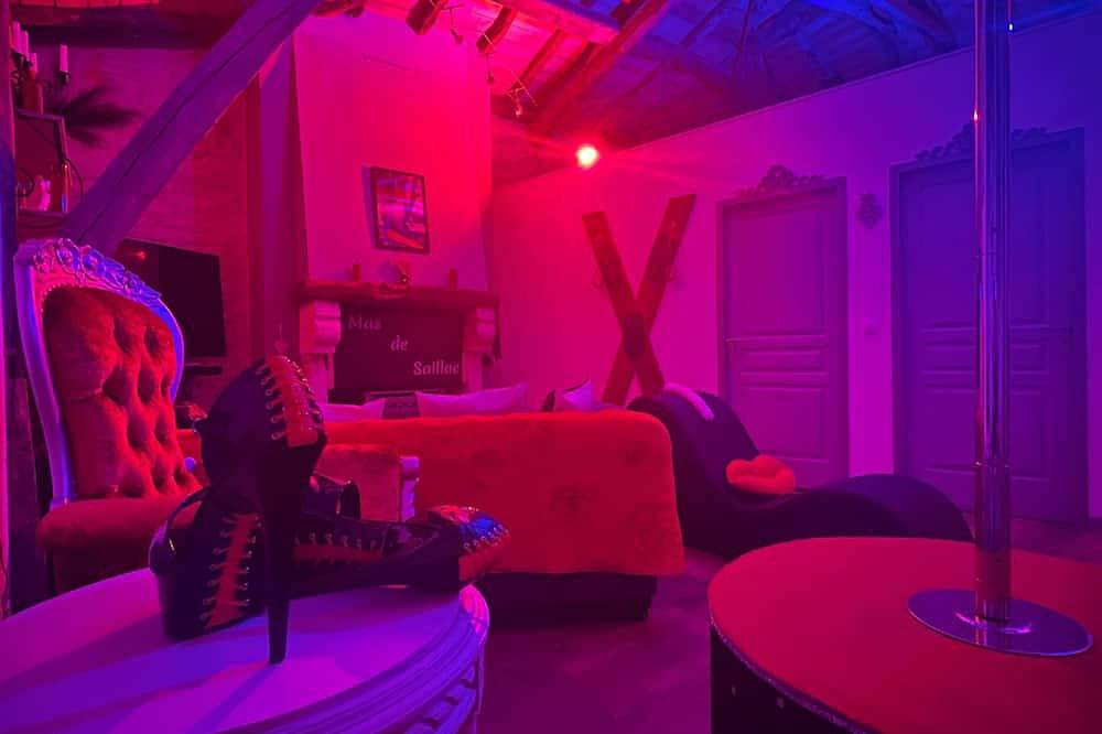 Love Room Le Secret du Pigeonnier Jacuzzi and Hammam - Gorges de l'Aveyron in Lavaurette, Macizo Central