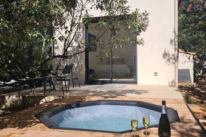 Gîte pour 2 personnes, avec Jacuzzi ainsi que Terrasse et Jardin