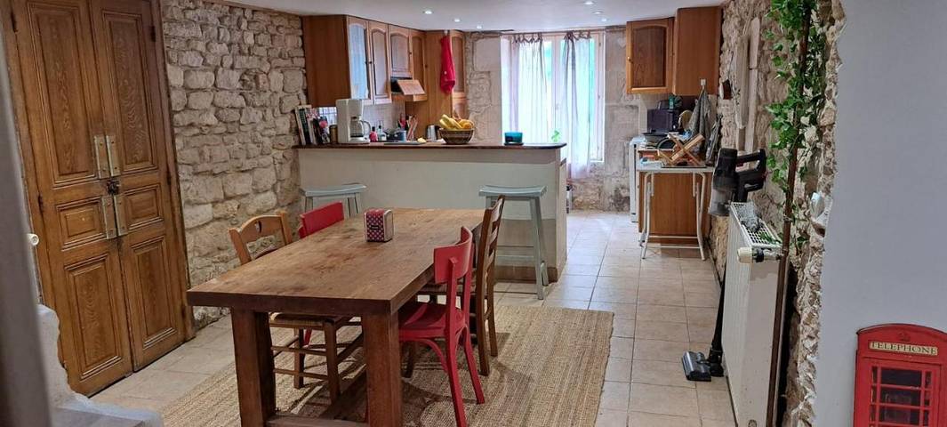 Location de vacances pour 6 personnes, avec piscine et vue ainsi que vue sur le lac et jardin à Druyes-les-Belles-Fontaines - 4