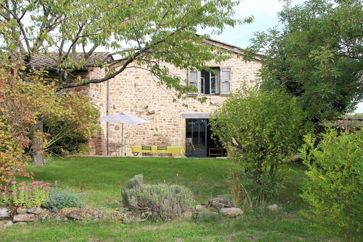 Gîte pour 6 personnes, avec jardin et terrasse dans Beaujolais