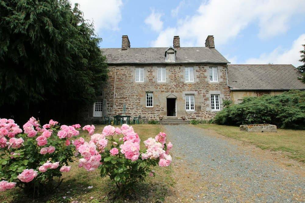 Maison rustique 17ème siècle avec jardin, cheminée et parking in Hudimesnil, Région de Coutances