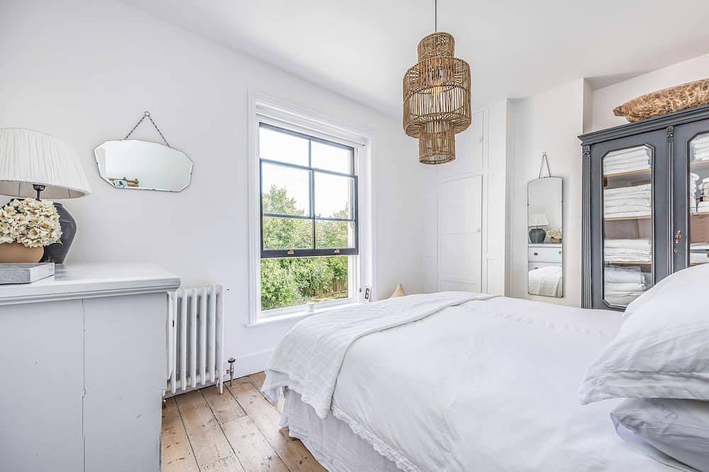 Large Georgian House by West Wittering beach.  Interiors by Design Vintage. in West Wittering Beach, West Wittering