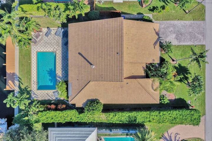 Vacation rental for 10 people, with yard and balcony as well as pool in Lauderdale-by-the-Sea