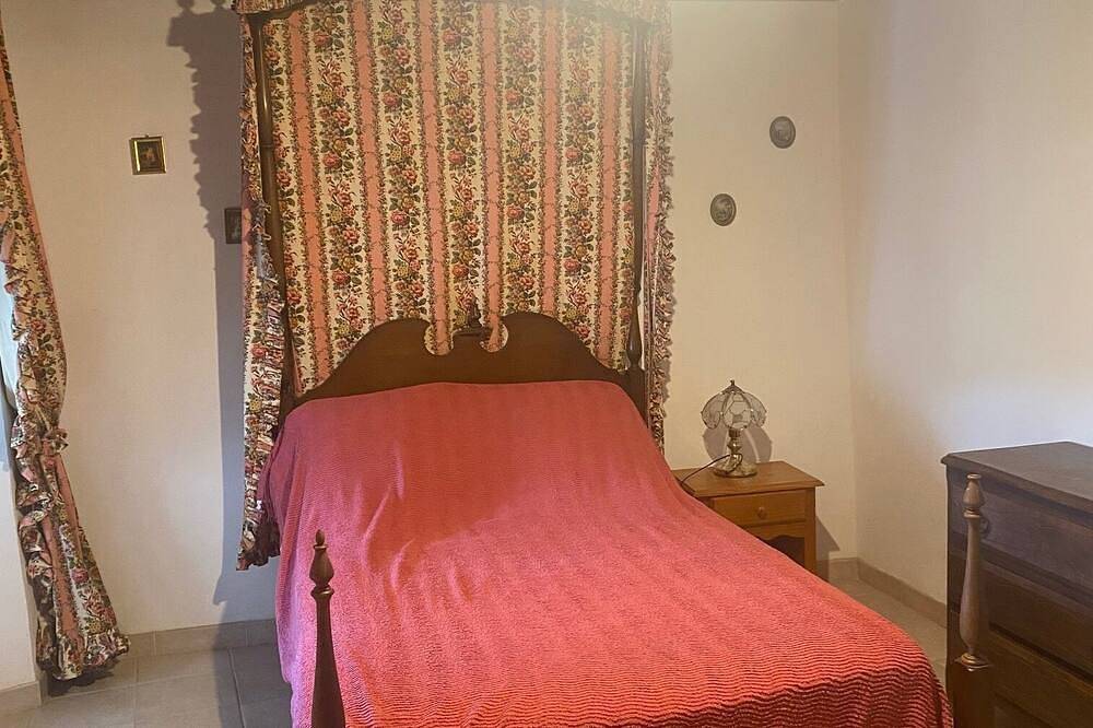 Ganze Wohnung, 👉 Cap Corse -30% : Bright apartment with terrace facing the Seneca tower in Luri, Cap Corse