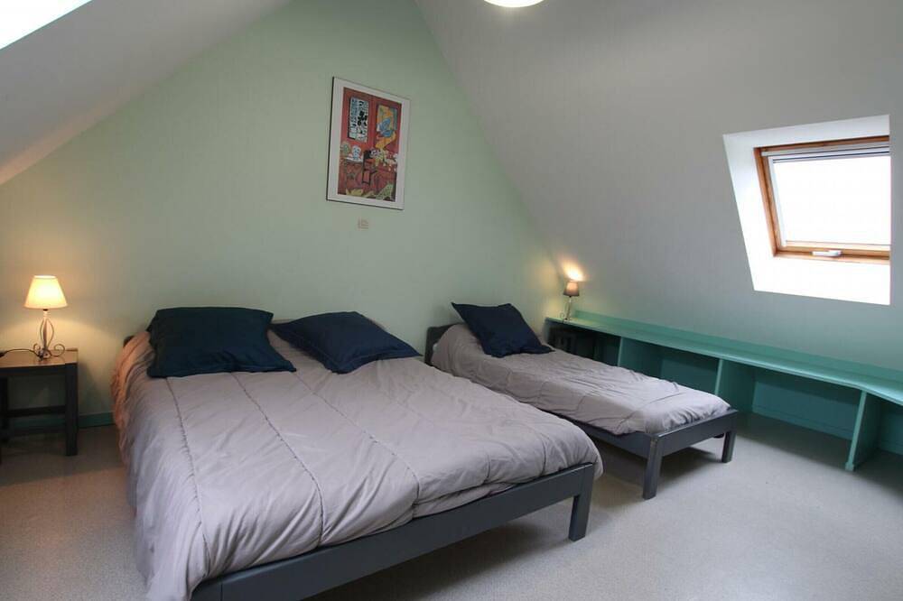 Beachside Family Getaway: 3Br House, Pet-Friendly, Bbq, Near Surf & Spa in Siouville-Hague, Côte de la Déroute
