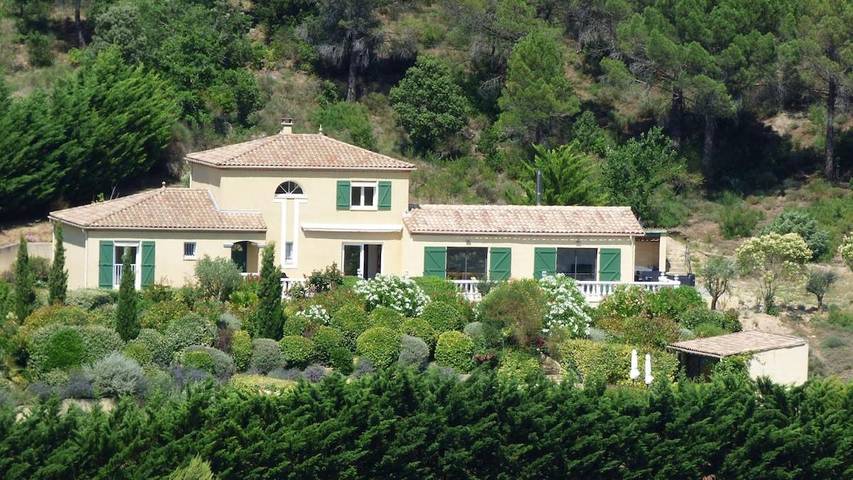 Location de vacances pour 8 personnes, avec piscine ainsi que vue et terrasse à Verzeille