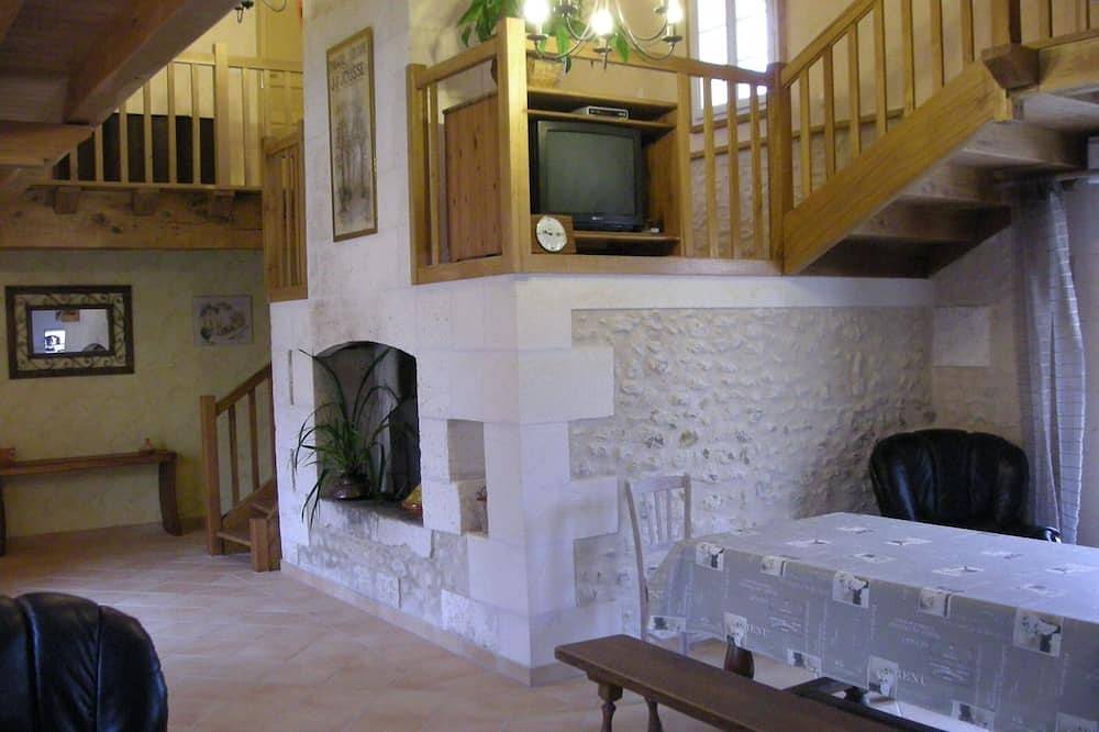 \"La Belle Etoile\" est un charmant cottage typiquement français dans un cadre paisible in Chalais, Charente