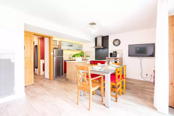 Gîte pour 11 personnes, avec Vue dans Office De Tourisme De Saint Laurent Soulan - 2
