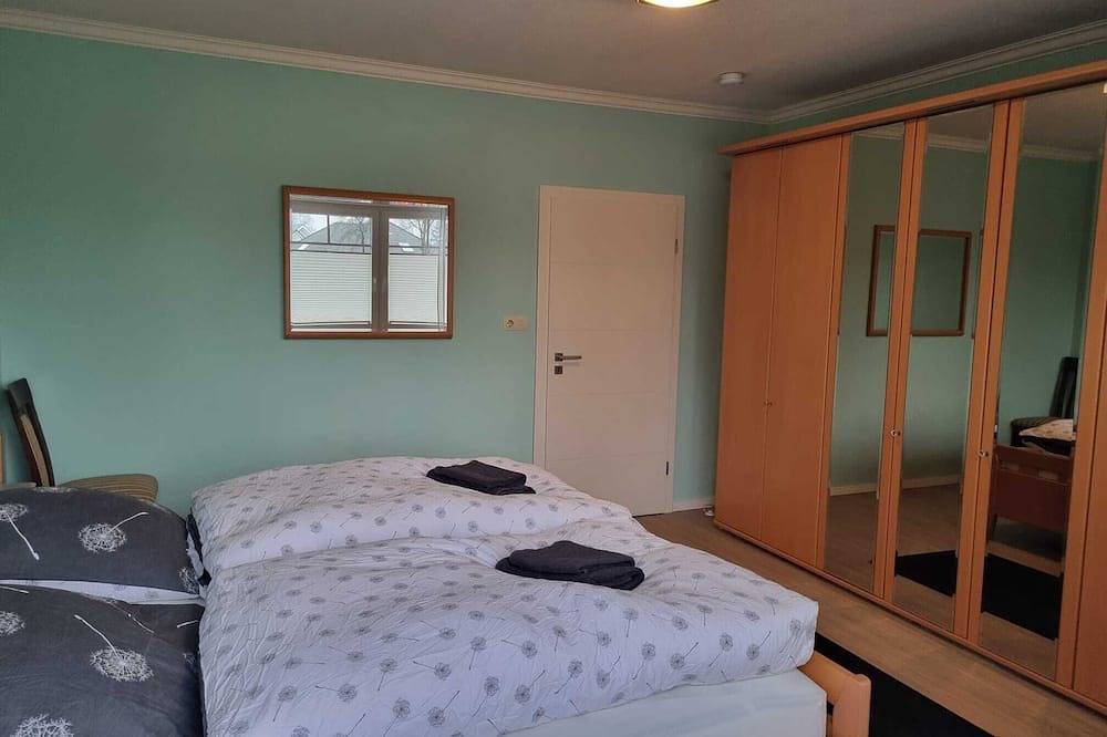 Ganze Wohnung, Ferienwohnung für Familien mit Spielzimmer und Terrasse, nähe Freizeitpark in Garrel, Oldenburger Münsterland