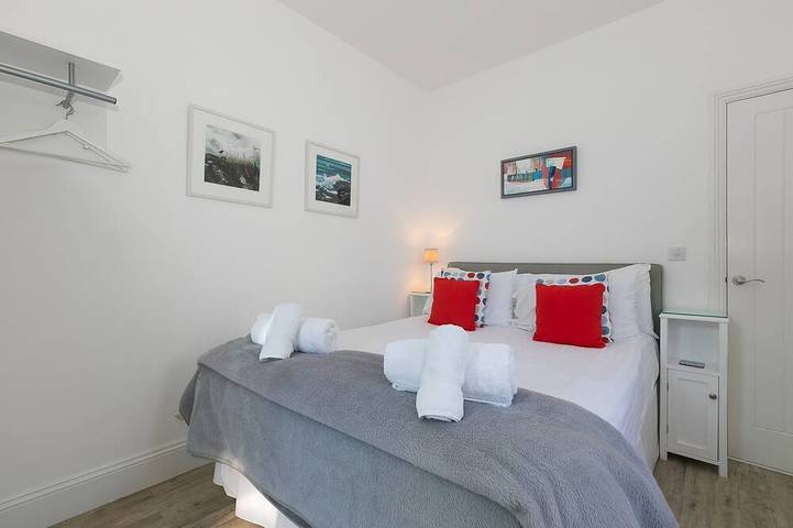 Entire apartment, SeaCrest 1, St Ives – Sleeps 6 – On-Site Parking – Sea Views in St. Ives, Cornwall