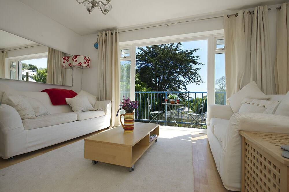 Entire apartment, Beautiful Contemporary Apartment with Parking, 5 minutes walk from the Beach in Cornwall