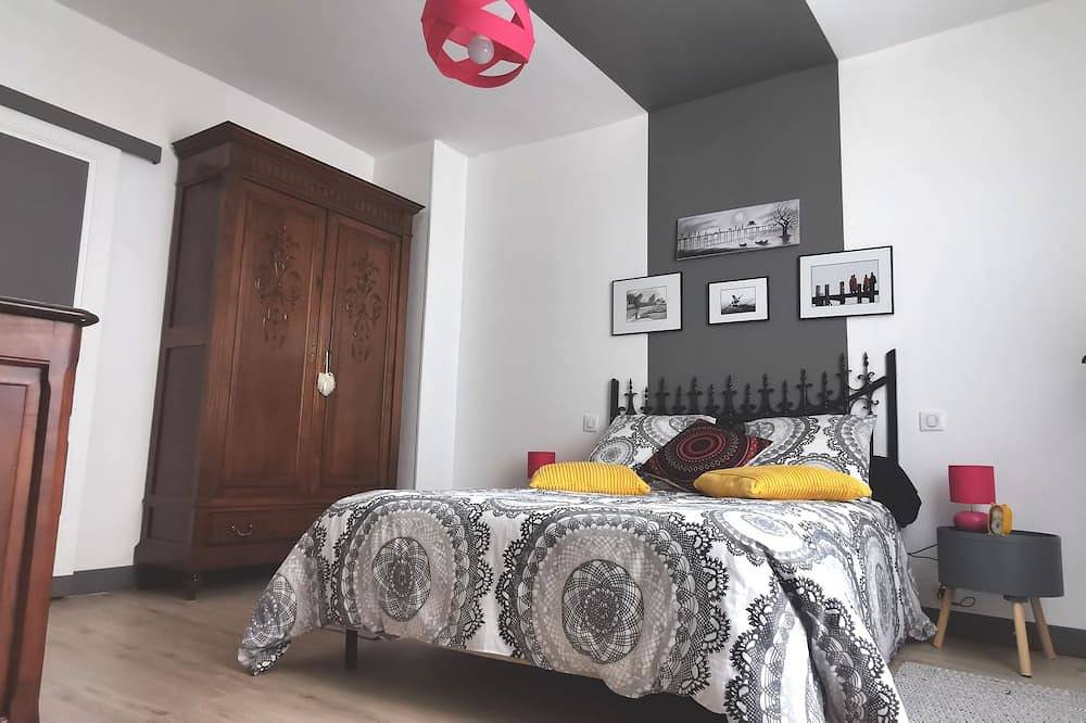 30mn from beaches, large 8-room house with Andalusian patio and private pool. in Dax, Dax region