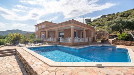 Cottage pour 6 personnes, avec terrasse ainsi que jardin et piscine à Roquebrun