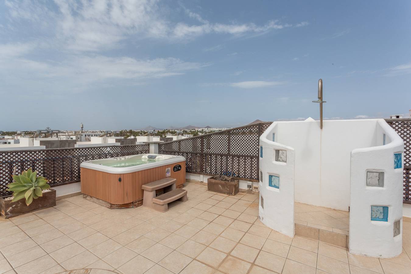 Ganze Wohnung, Penthouse mit jacuzzi,   meer- & vulkanblick in Playa Bastián, Teguise