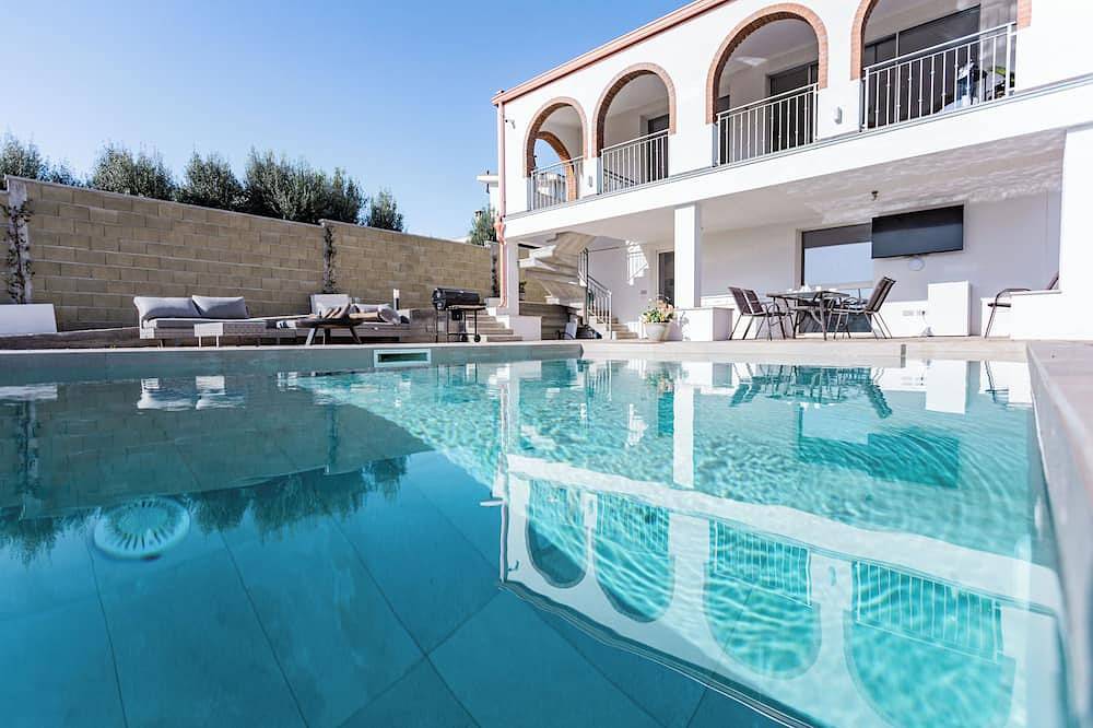 Villa with heated pool 2 steps from the sea in Poetto (Cagliari), Quartu Sant'Elena