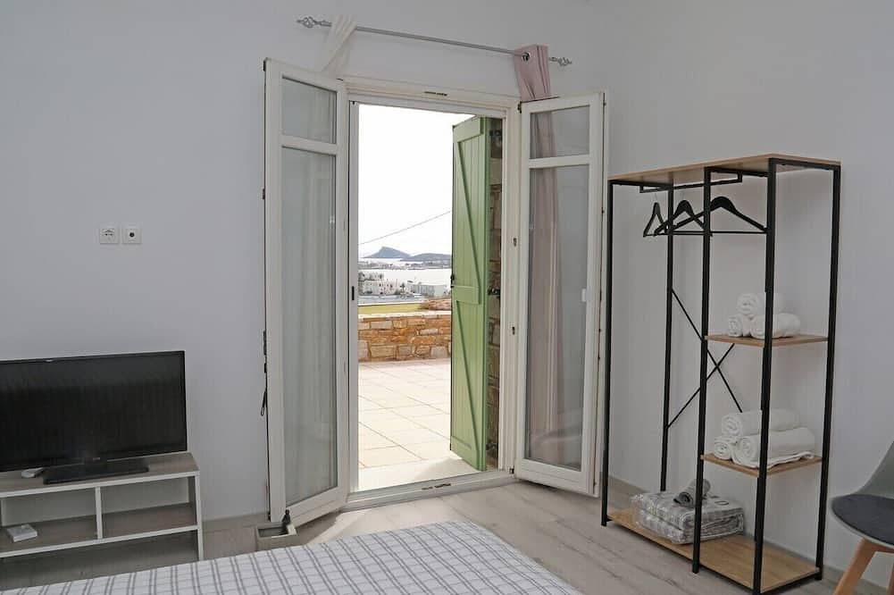Olea Suite Syros offers unique sea views in a  house with parking and  Wi-Fi. in Poseidonia, Syros
