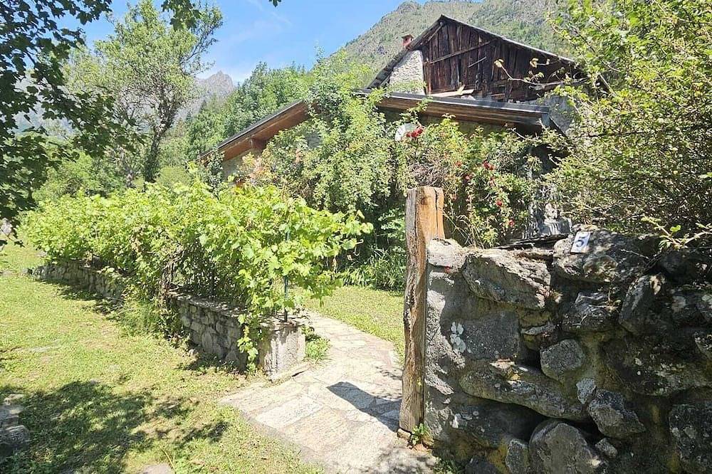Serene 2-bedroom chalet in Valjouffrey with stunning mountain views in Valjouffrey, Parc national des Écrins