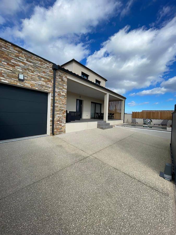 Location de vacances pour 6 personnes, avec jardin ainsi que vue et piscine à Sanilhac-Sagriès