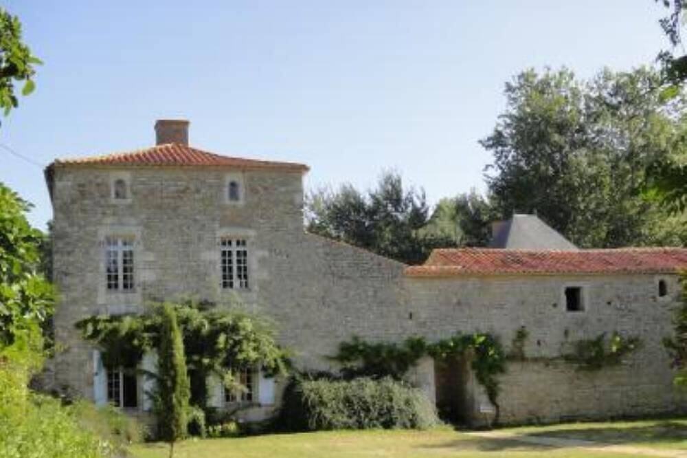 Sainte Hermine: Logis vendée du 17ème siecle possedant un charme fou.... in Sainte-Hermine, Fontenay-le-Comte