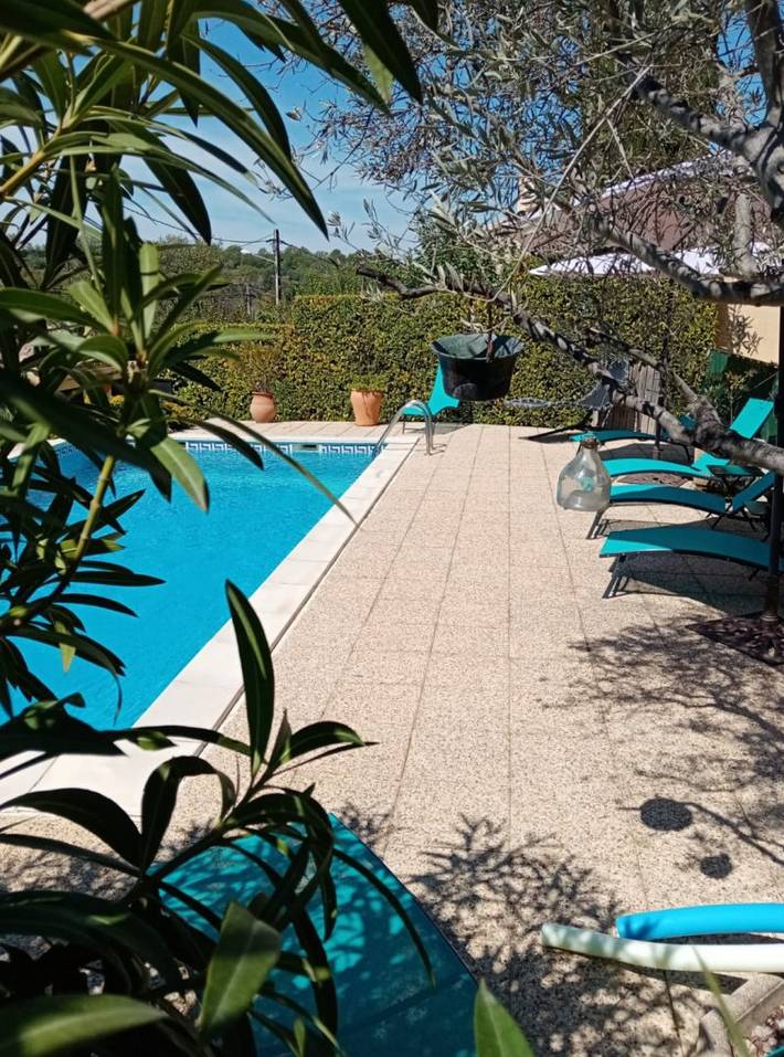 Gîte pour 6 personnes, avec jardin ainsi que terrasse et piscine à Malemort-du-Comtat