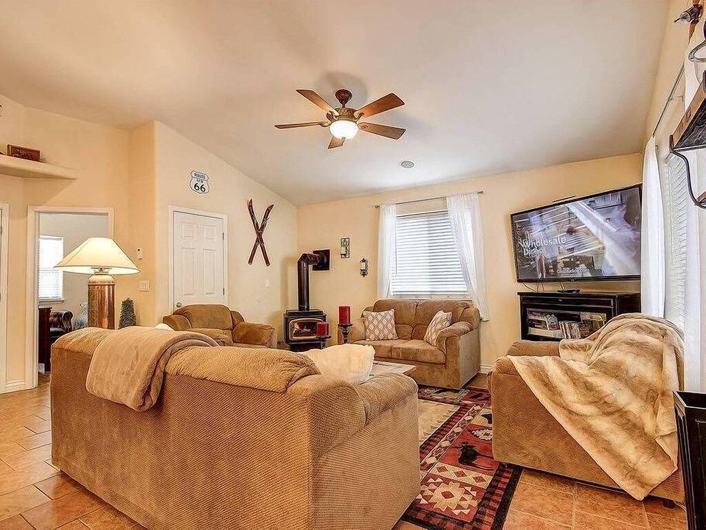 Eine gemütliche Hütte im Wald - offenes Konzept mit Kamin und allen Annehmlichkeiten in Oak Creek Canyon